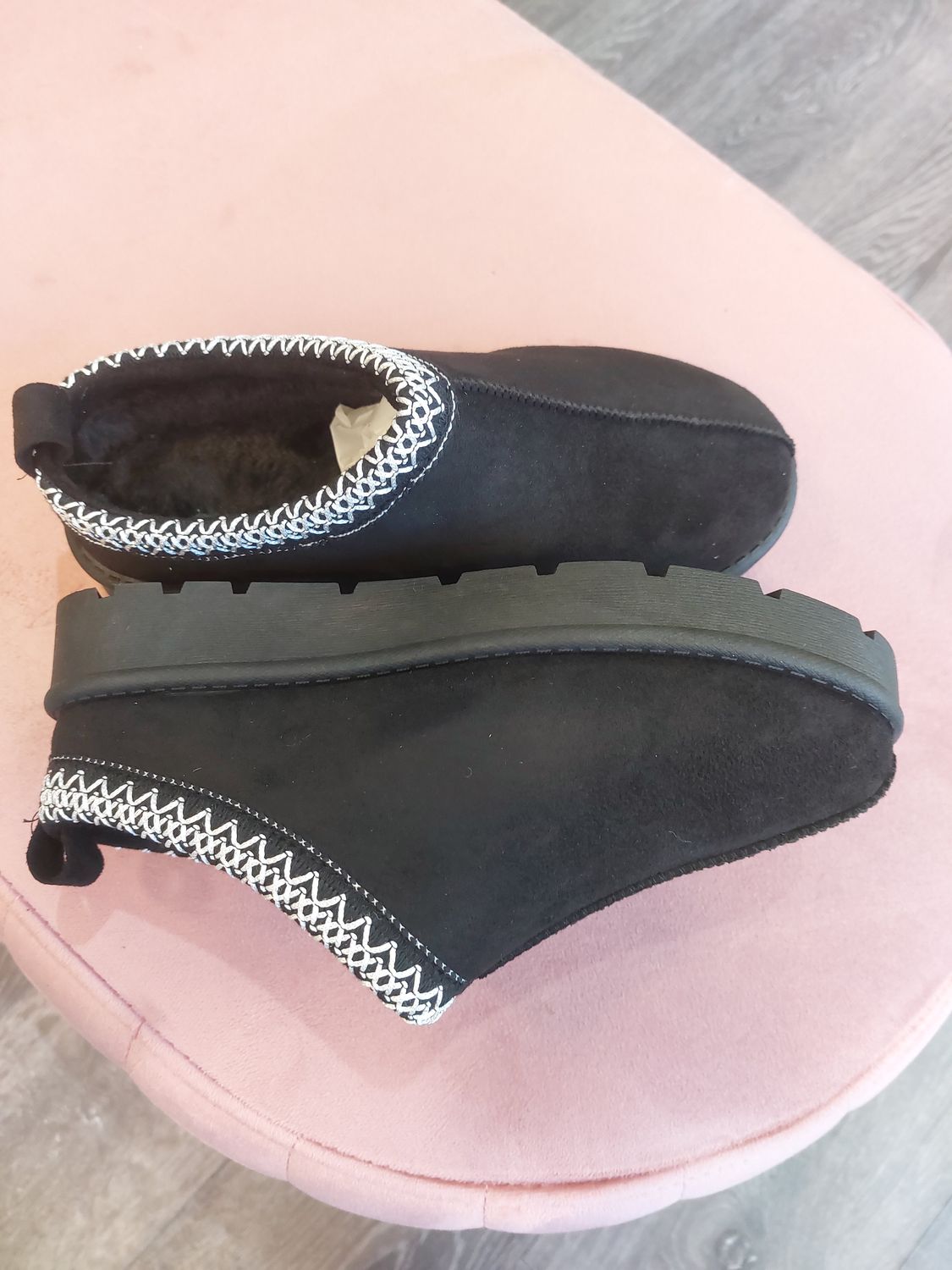 Black embroidered slippers