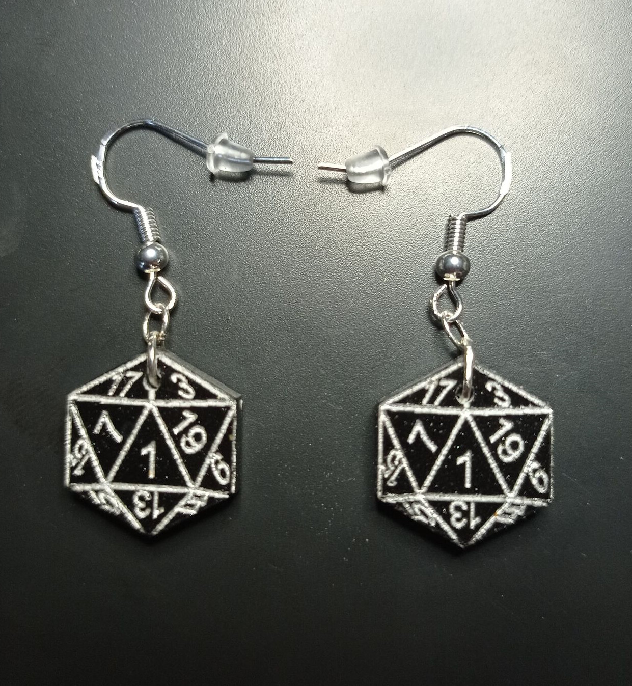 Boucles d&#39;oreilles dés 20, face 1.