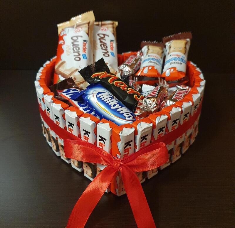 Tarta corazón kinder y chocolatinas