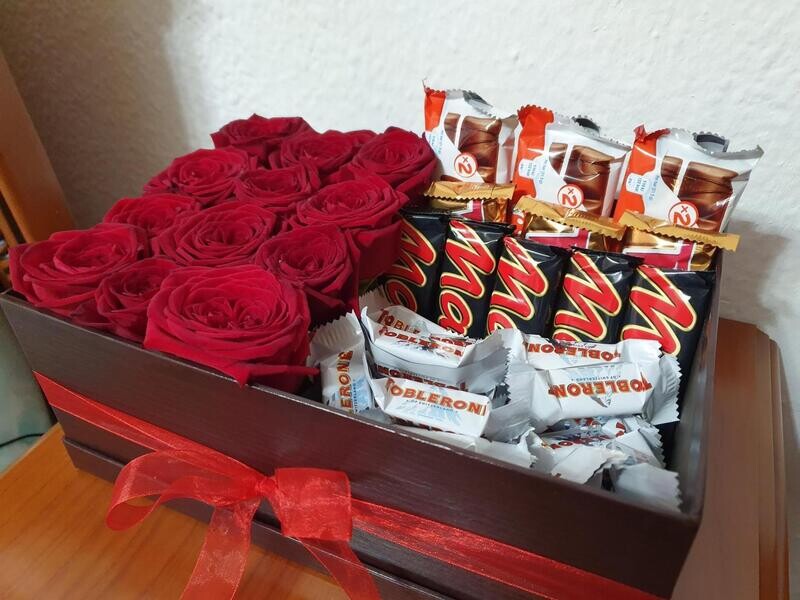 Caja docena de rosas naturales y chocolatinas