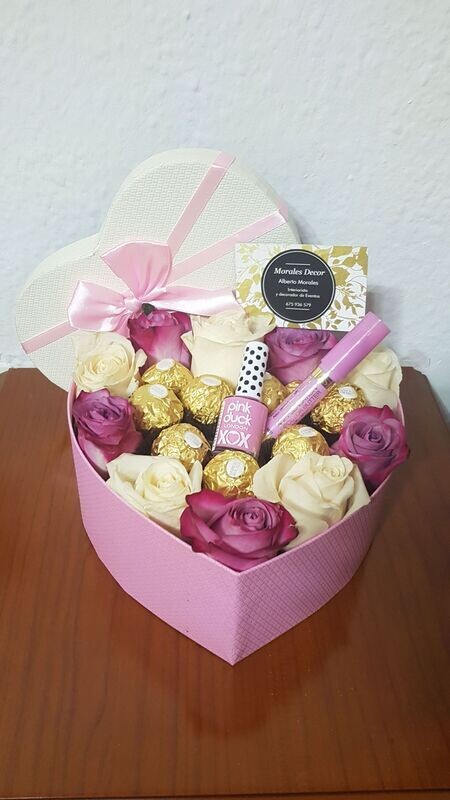 Caja corazón con 10 rosas naturales, bombones ferrero rocher , esmalte de uñas y barra de labios