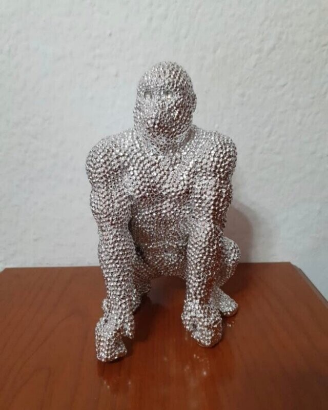 Figura gorila resina granulada plateado