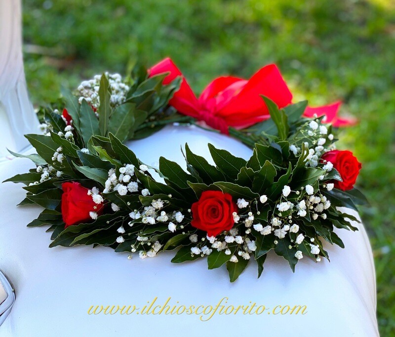 Coroncina d'alloro con 4 roselline disidratate e gipsofila 55€