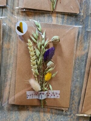 4 wenskaarten  met boeketje droogbloemen
