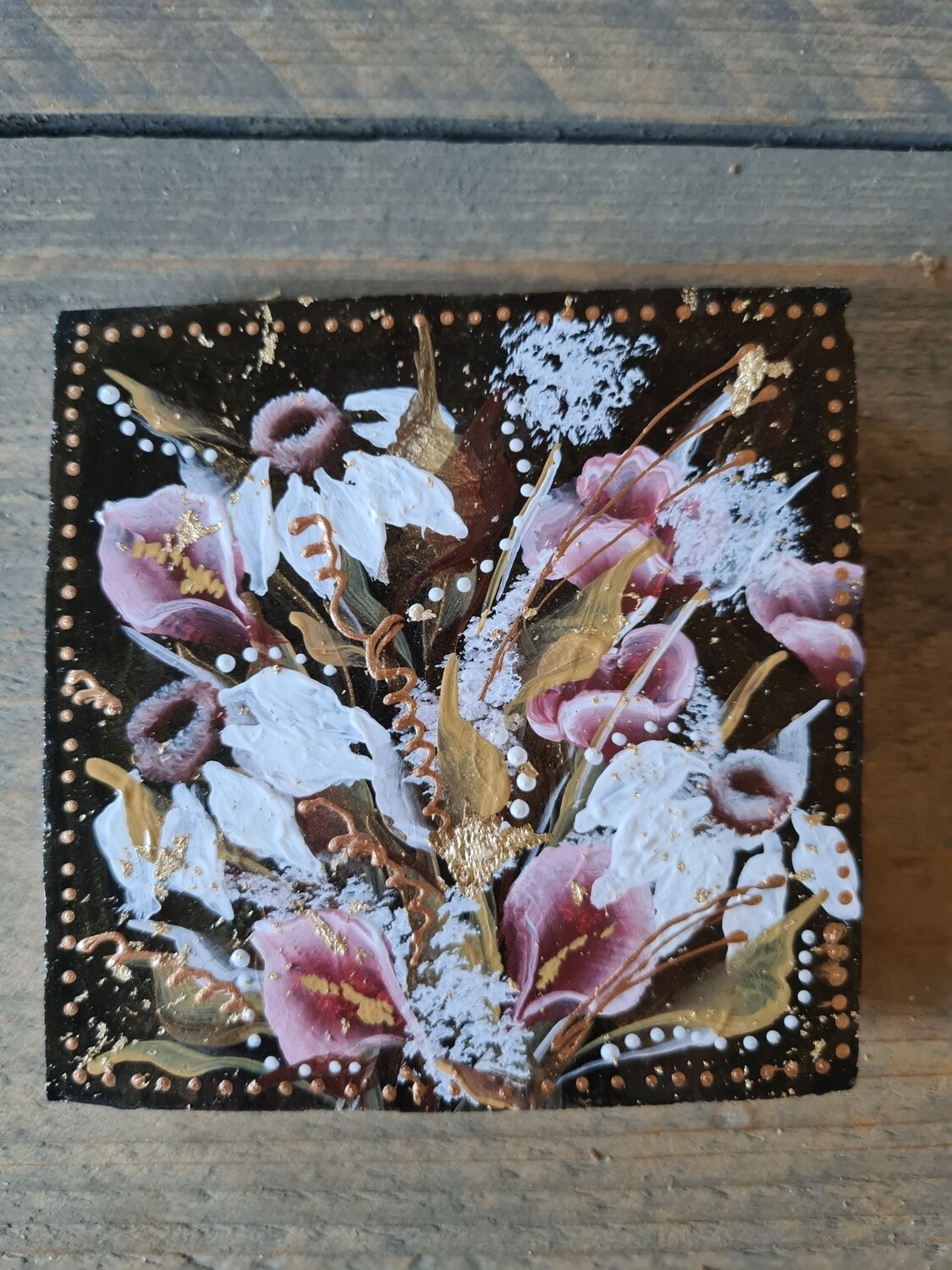 bloemen tegel  handgemaakt en uniek op standaard