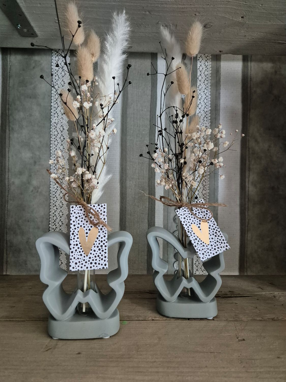 betonnen vlinder met droogbloemen