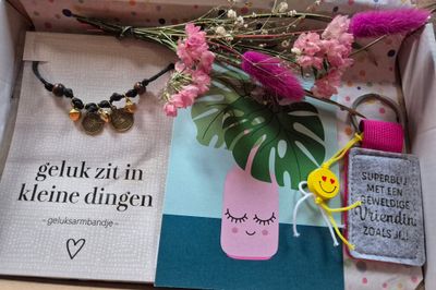 Super blij met een vriendin..  brievenbus cadeau 