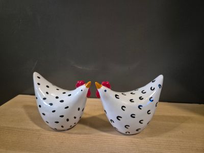 2 kippen zwart wit keramiek