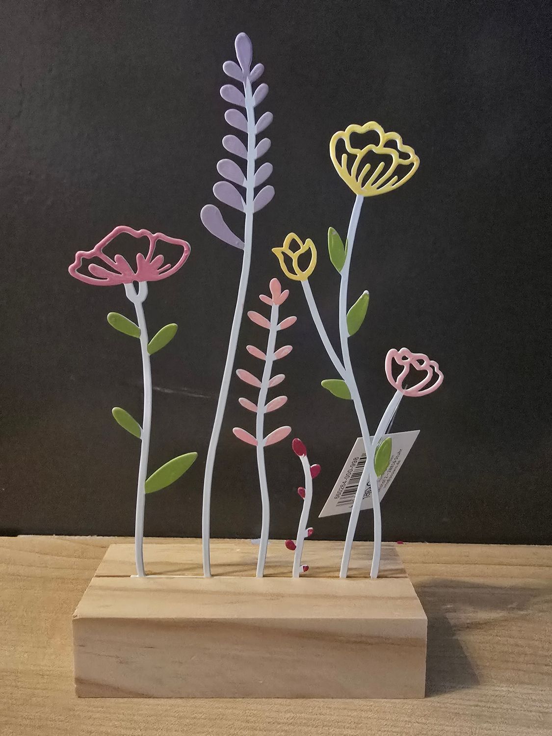 Lente bloemen op houten blok