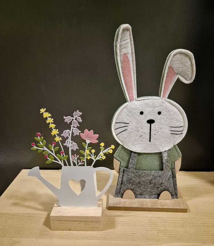 Paasset haas en bloemen gieter Paasset haas en bloemen gieter