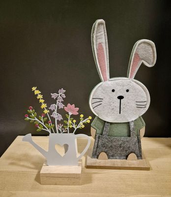 Paasset haas en bloemen gieter