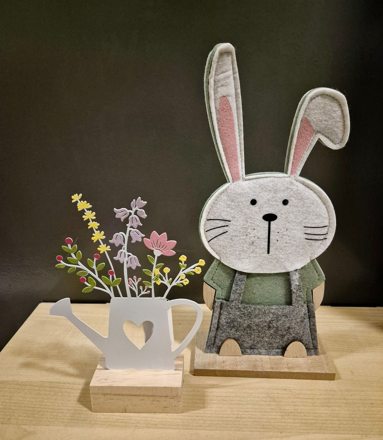 Paasset haas en bloemen gieter