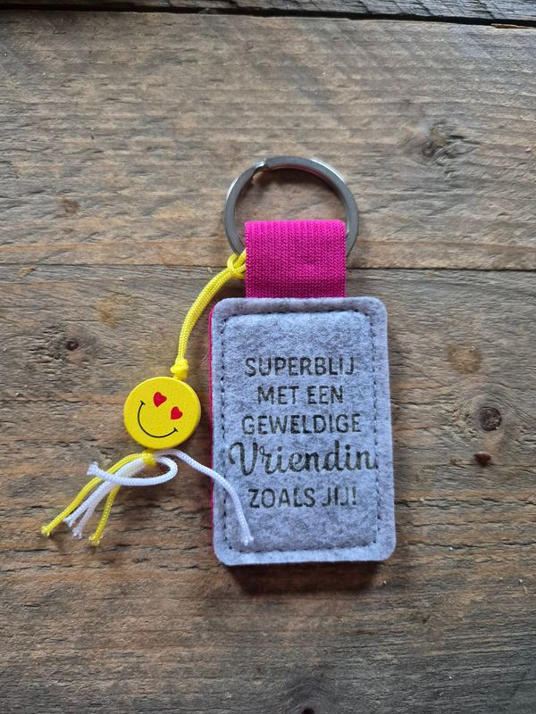 Vilten sleutelhanger met tekst en smiley poppetje