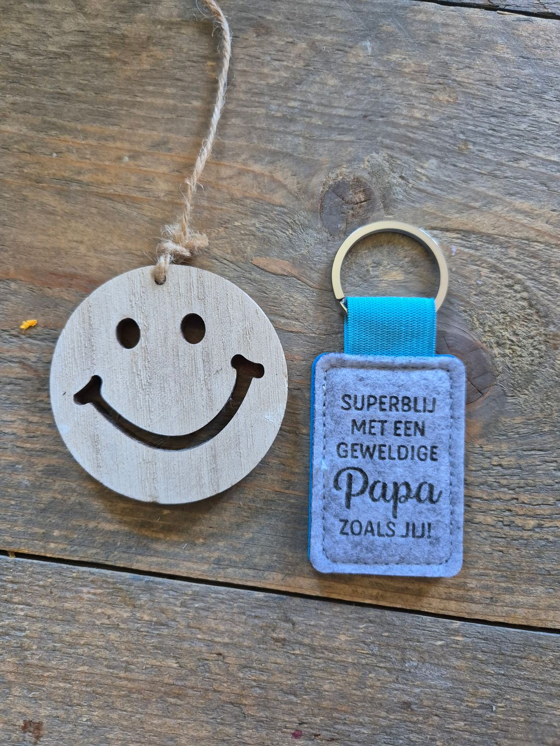 Vilten  papa sleutelhanger met tekst en een grote smiley hanger