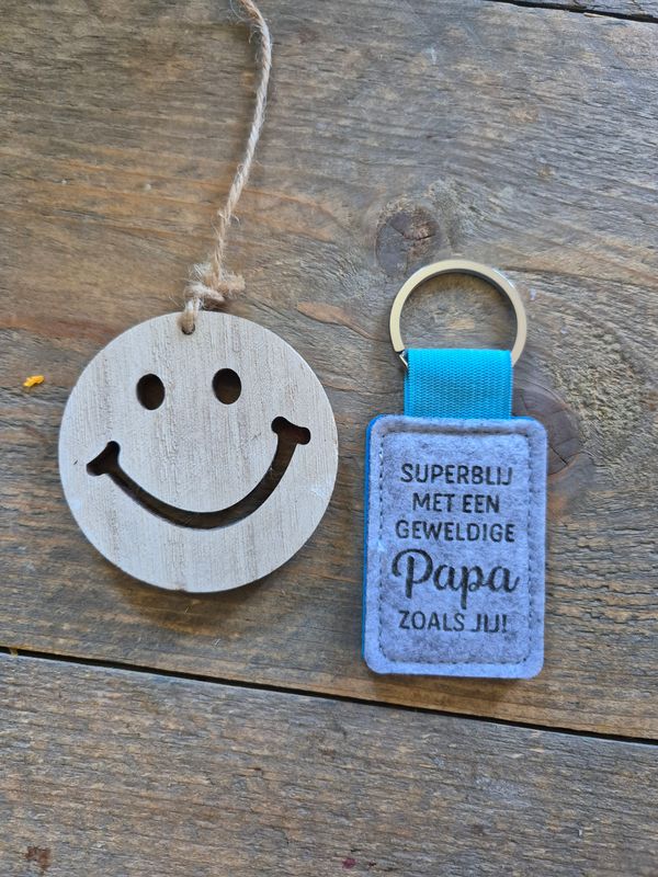 Vilten  papa sleutelhanger met tekst en een grote smiley hanger