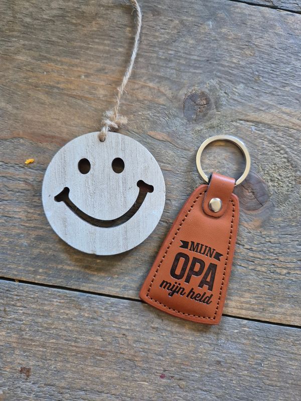 Leren  opa  sleutelhanger met tekst en een grote smiley hanger