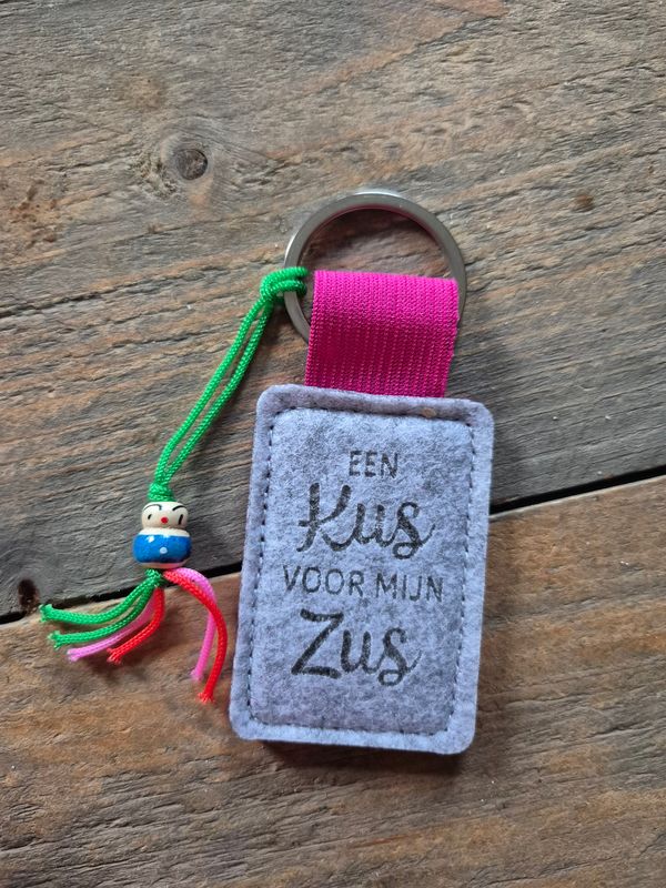 Vilten sleutelhanger met tekst en geluks poppetje
