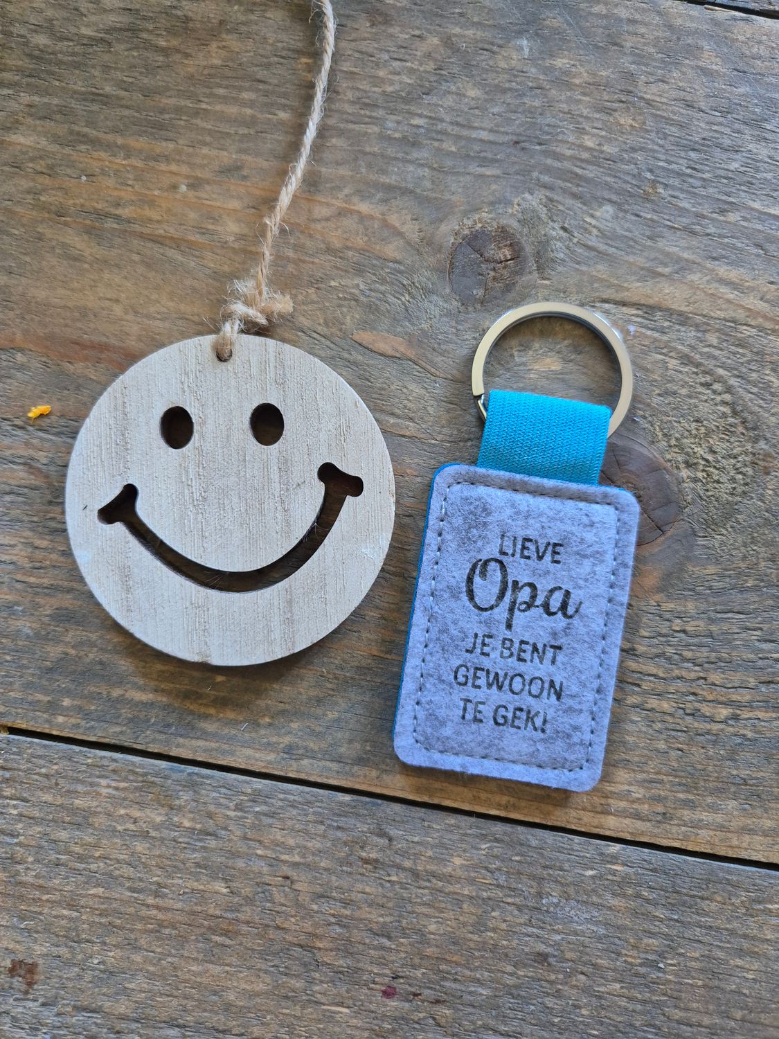 Vilten sleutelhanger Opa en een grote smiley hanger