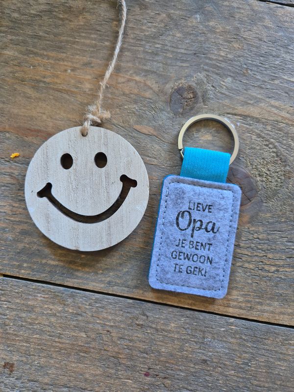 Vilten sleutelhanger Opa en een grote smiley hanger