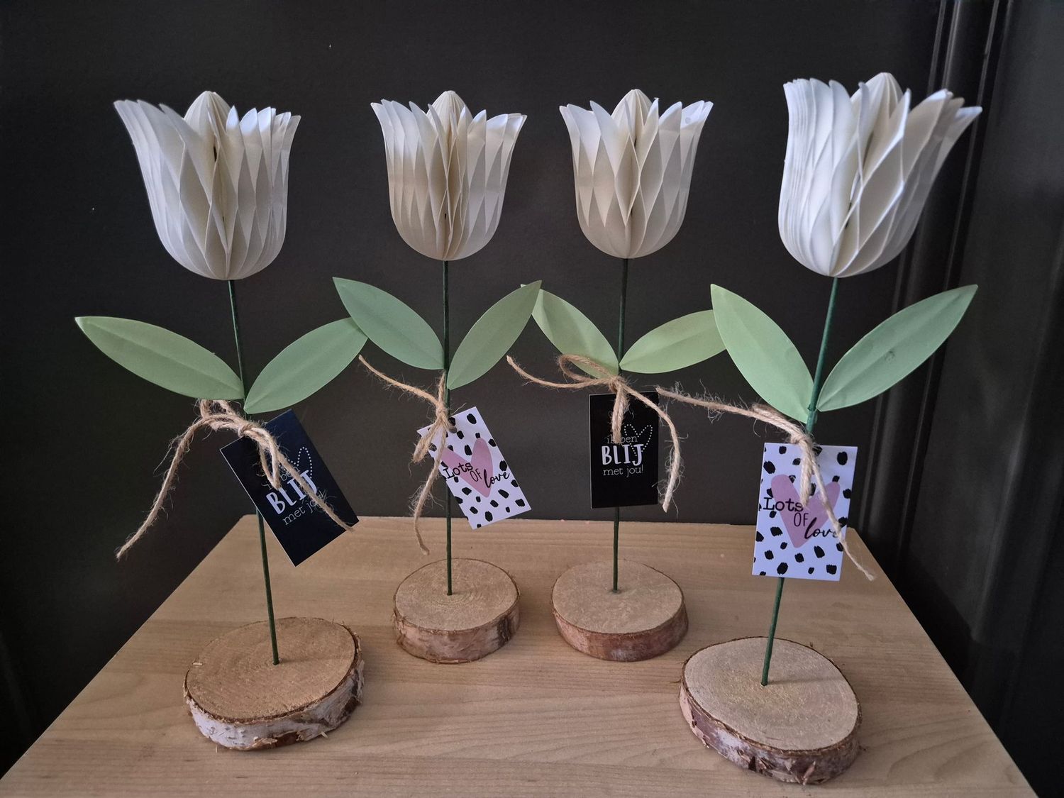 Mooie 3d bloem op houten standaard met kaartje