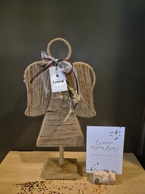 Juten engel met kaartje en houder Juten engel met kaartje en houder