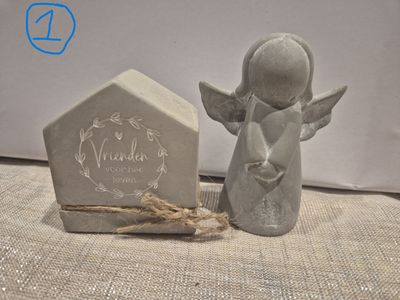 Engel en huisje giftset, van elk setje is er 1 Engel en huisje giftset, van elk setje is er 1
