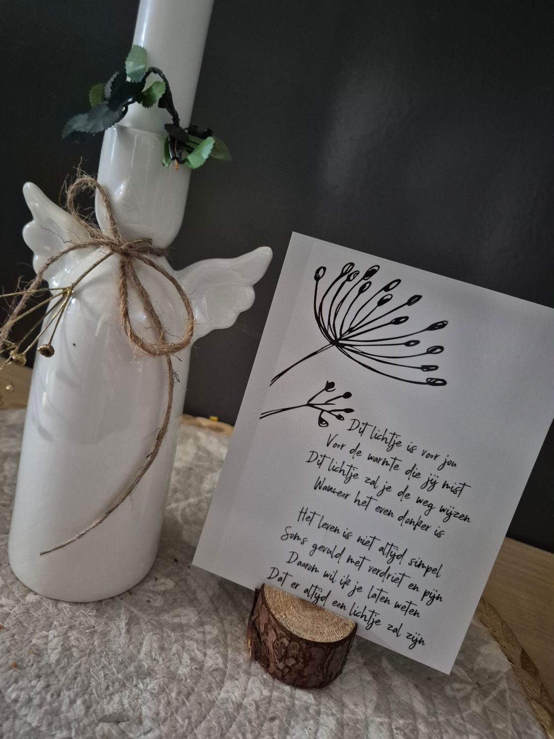 Keramieke engel met kaars en kaart Keramieke engel met kaars en kaart