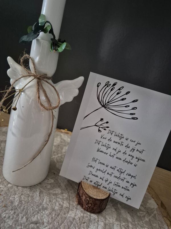 Keramieke engel met kaars en kaart