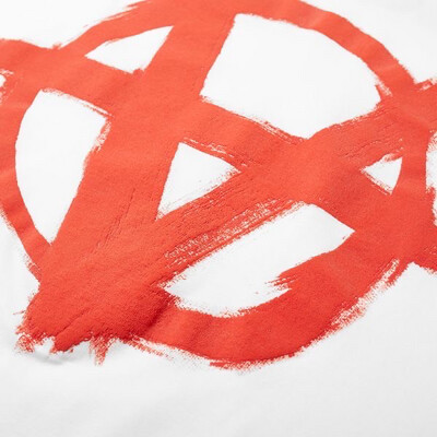 VETEMENTS OVERSIZED ANARCHY GOTHIC LOGO TEE WHITE &amp; RED