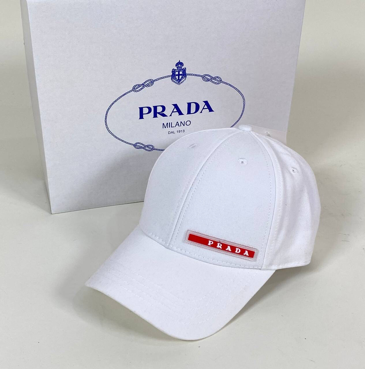 Prada furar boné de beisebol branco