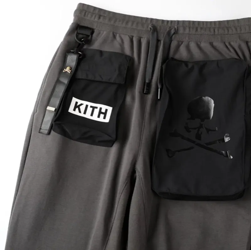 Kith x Mastermind Calça Castanha