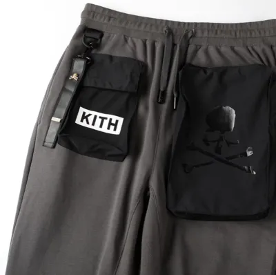 Kith x Mastermind Calça Castanha