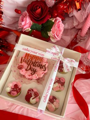 Valentine&#39;s Day Bento Box Cake and Cupcakes