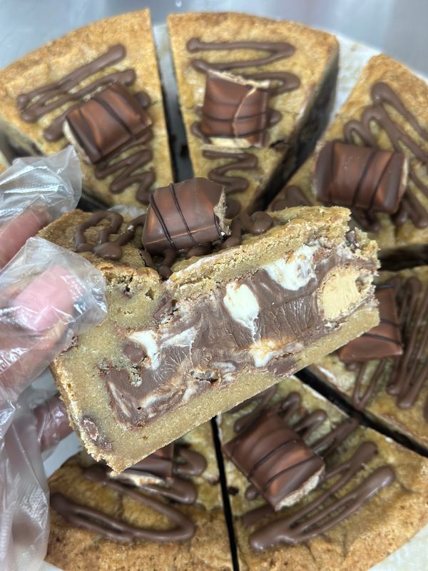 Kinder Bueno Cookie Pie Slice