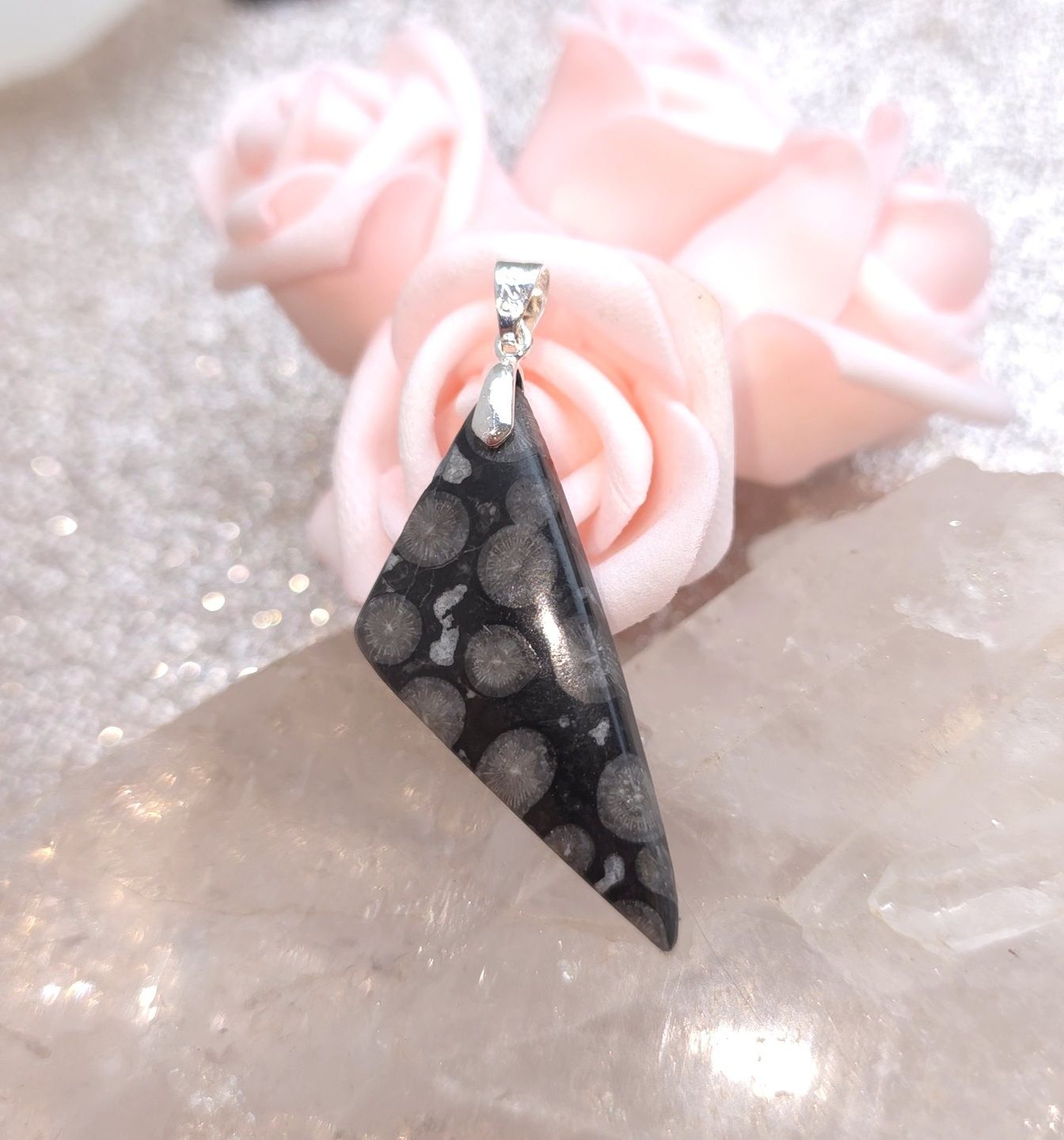 pendentif Corail fossile noir (fossilisé)  triangle