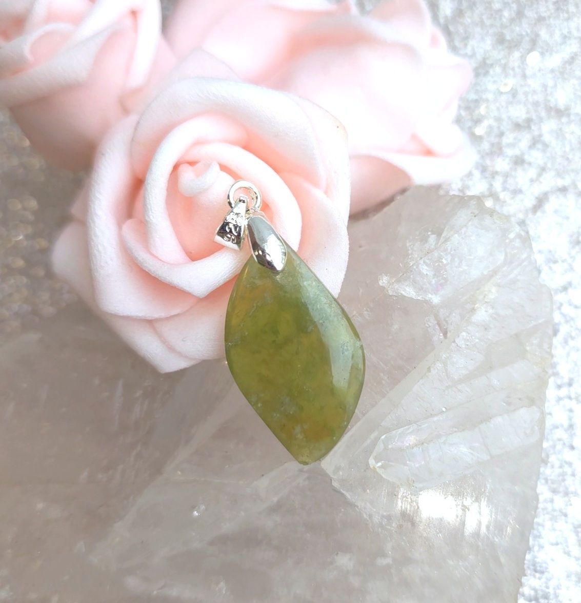 Idocrase pendentif goutte