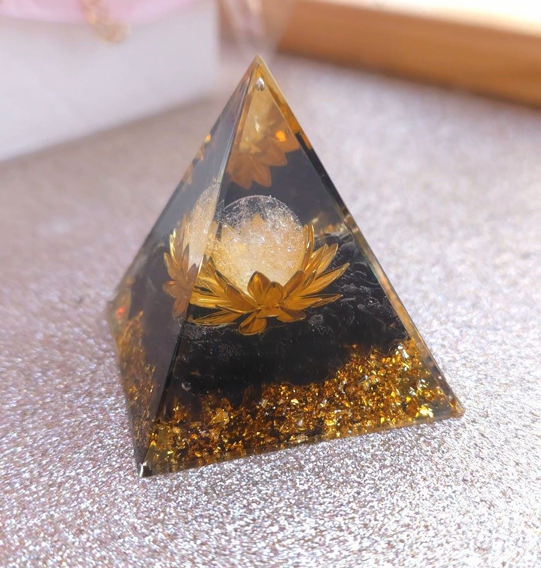 Orgonite pyramide Spinelle