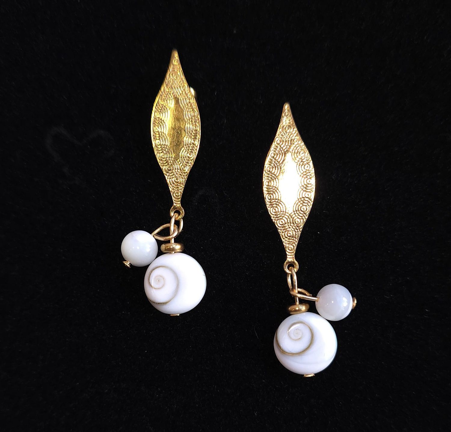 Boucle Oeil de Sainte Lucie/Nacre