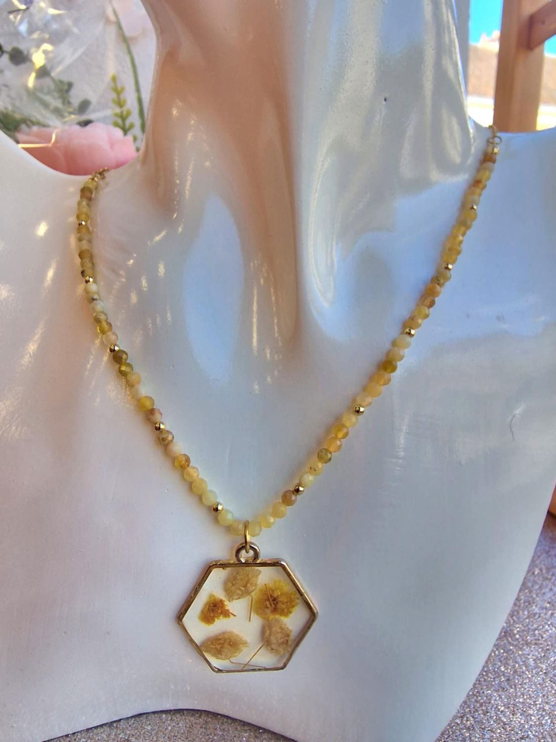 32.collier opale jaune ,fleur séchées