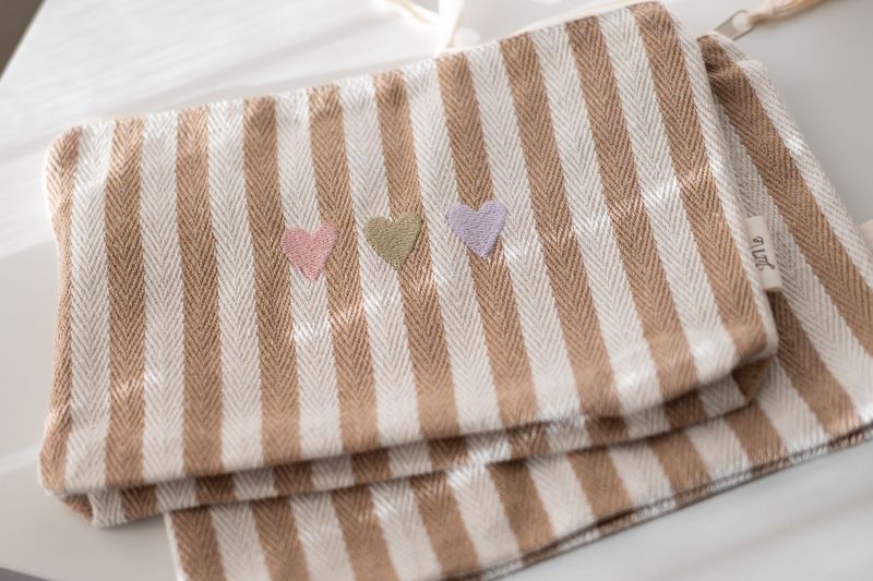 Täschchen mit Stickmotiv