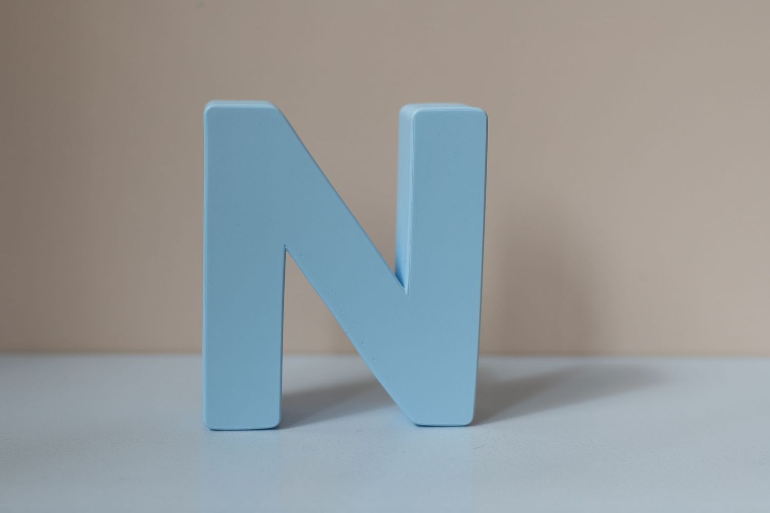 Buchstabe zum Aufhängen "N" hellblau