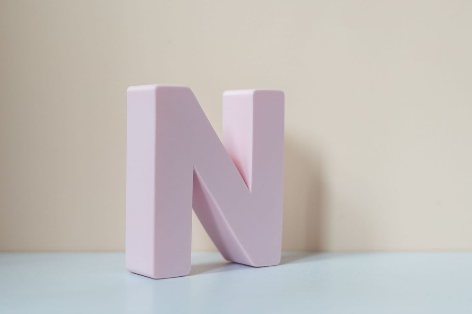 Buchstabe zum Aufhängen "N" rosa