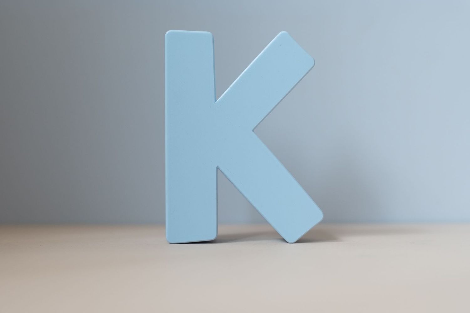 Buchstabe zum Aufhängen "K" hellblau