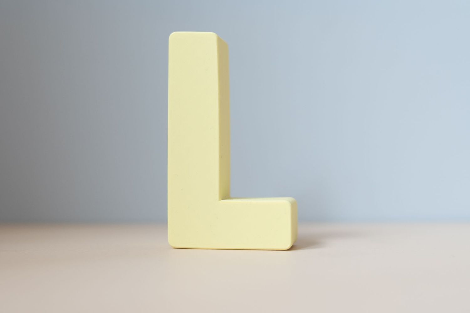 Buchstabe zum Aufhängen "L" gelb