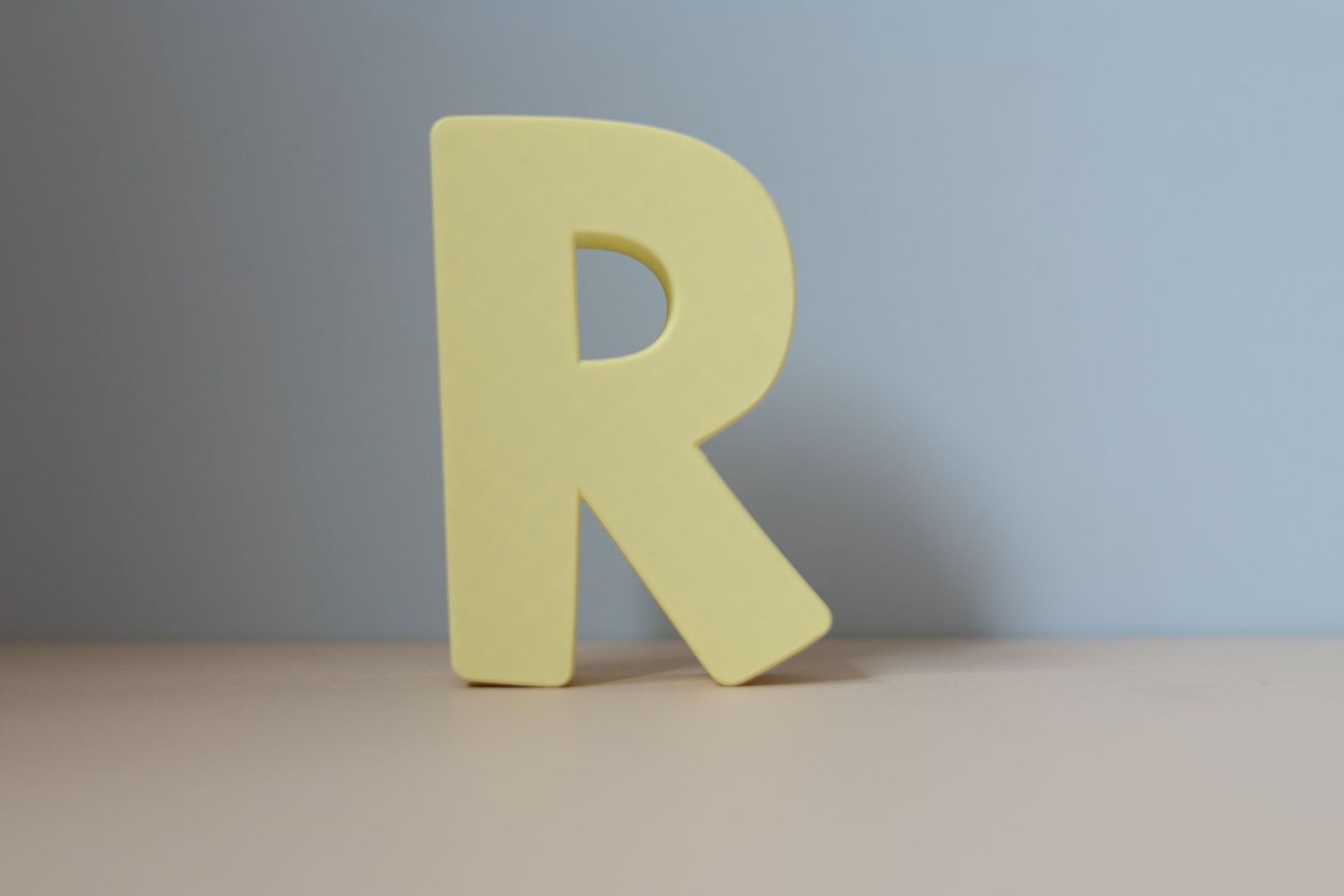 Buchstabe zum Aufhängen "R" gelb