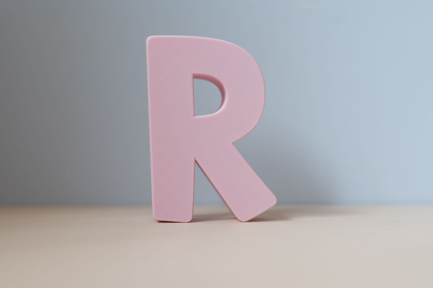 Buchstabe zum Aufhängen "R" rosa