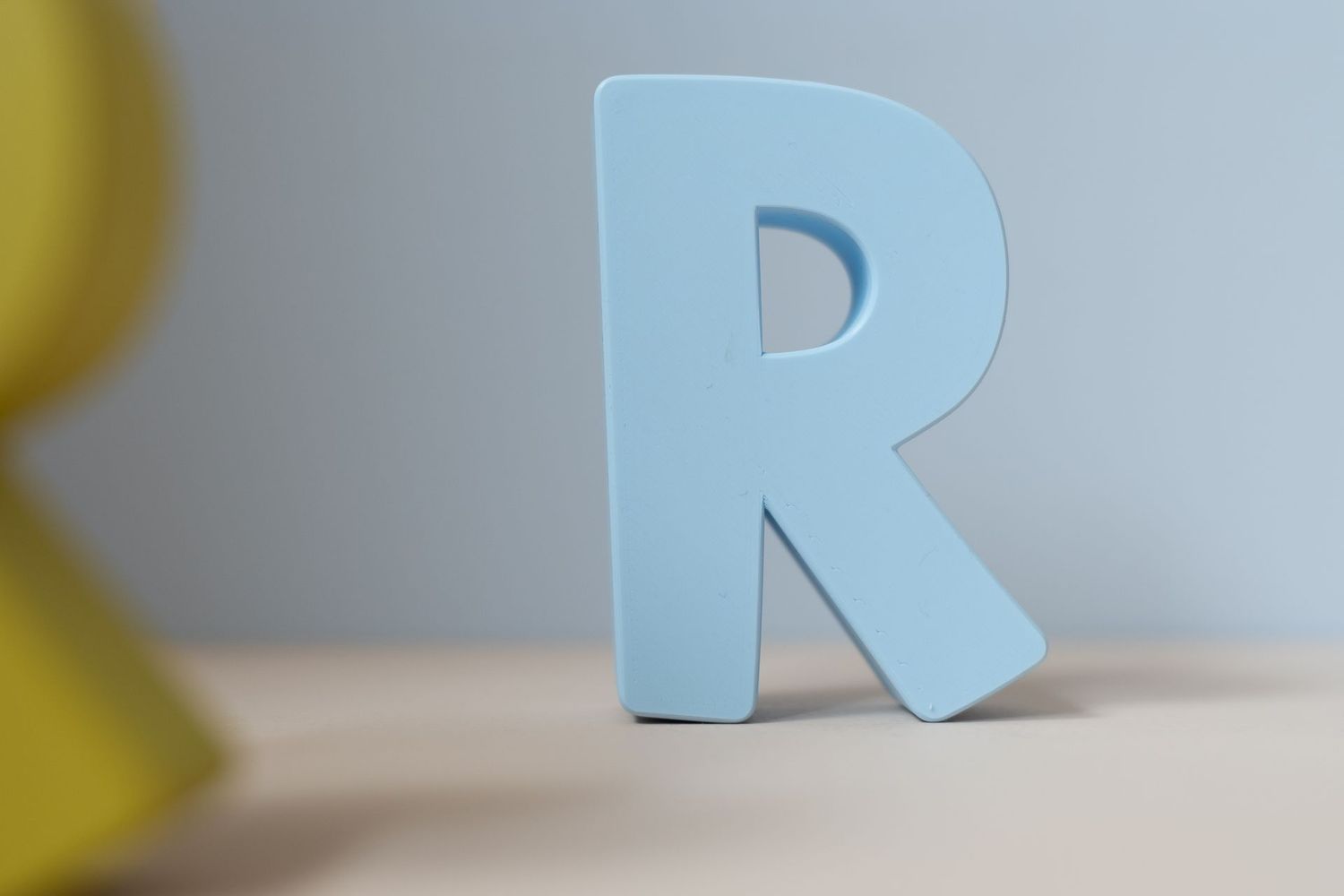 Buchstabe zum Aufhängen "R" hellblau
