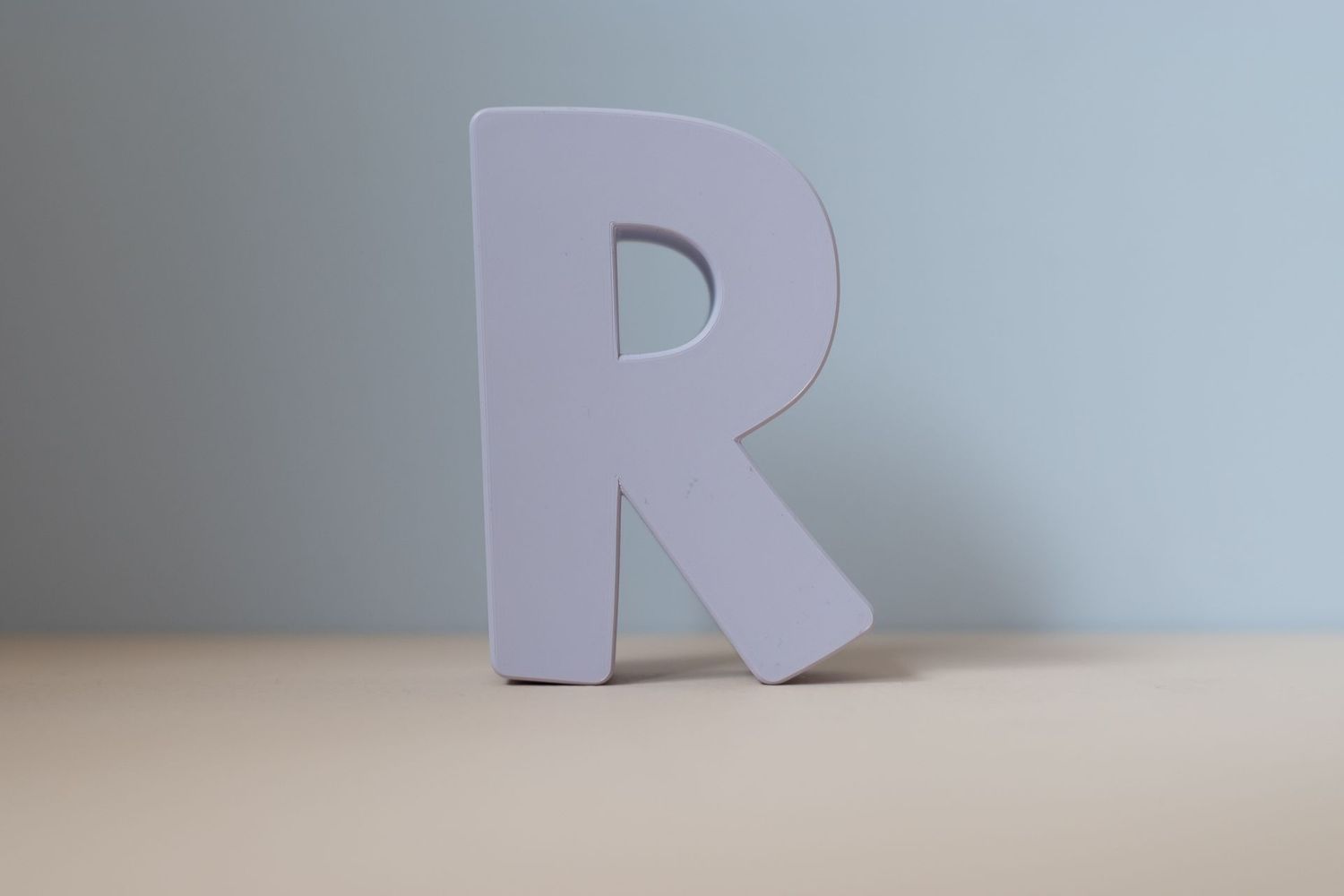 Buchstabe zum Aufhängen "R" lila