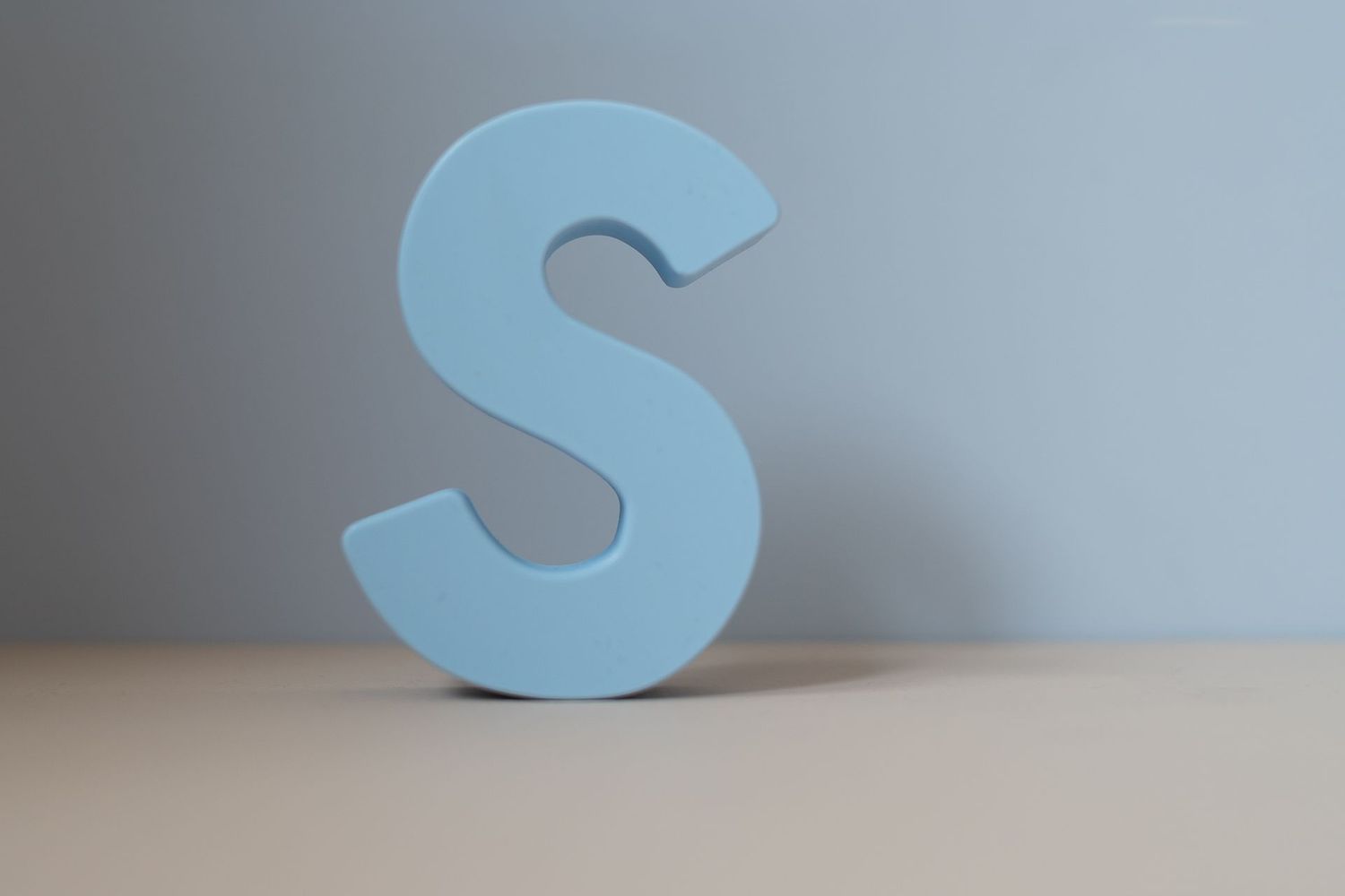 Buchstabe zum Aufhängen "S" hellblau