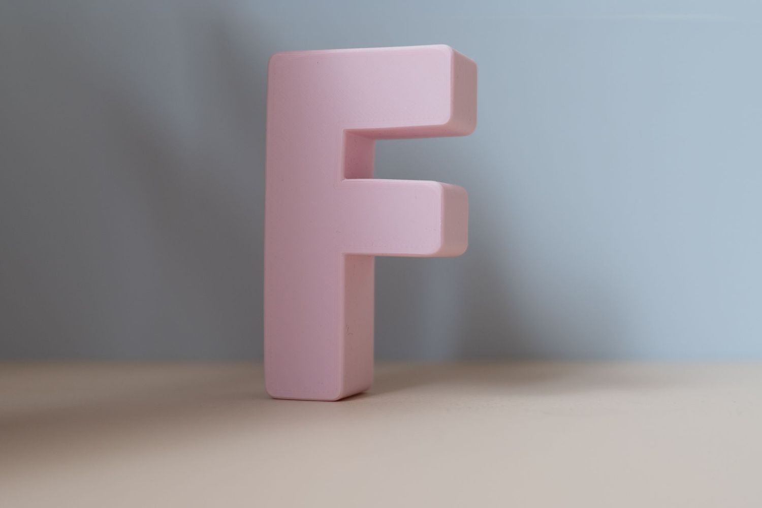 Buchstabe zum Aufhängen "F" rosa